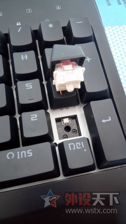 �յ��ֵ�FIRE-PAD ����ʹ V2 ����RGB���̣��������ģ��Լ۱����㣬�������档