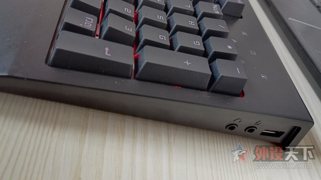 �յ��ֵ�FIRE-PAD ����ʹ V2 ����RGB���̣��������ģ��Լ۱����㣬�������档