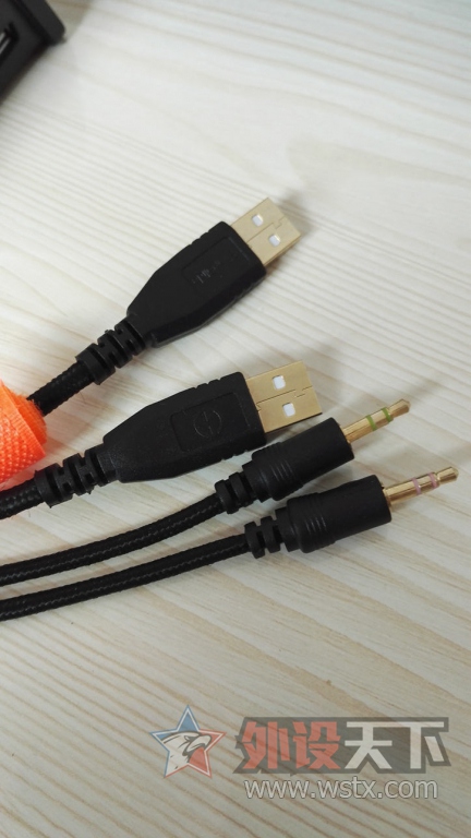 �յ��ֵ�FIRE-PAD ����ʹ V2 ����RGB���̣��������ģ��Լ۱����㣬�������档