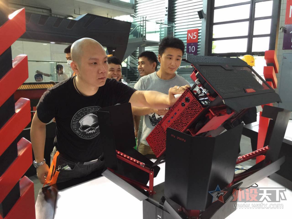 �в���������Ů��HyperX�߶˲�Ʒ����2015ChinaJoy