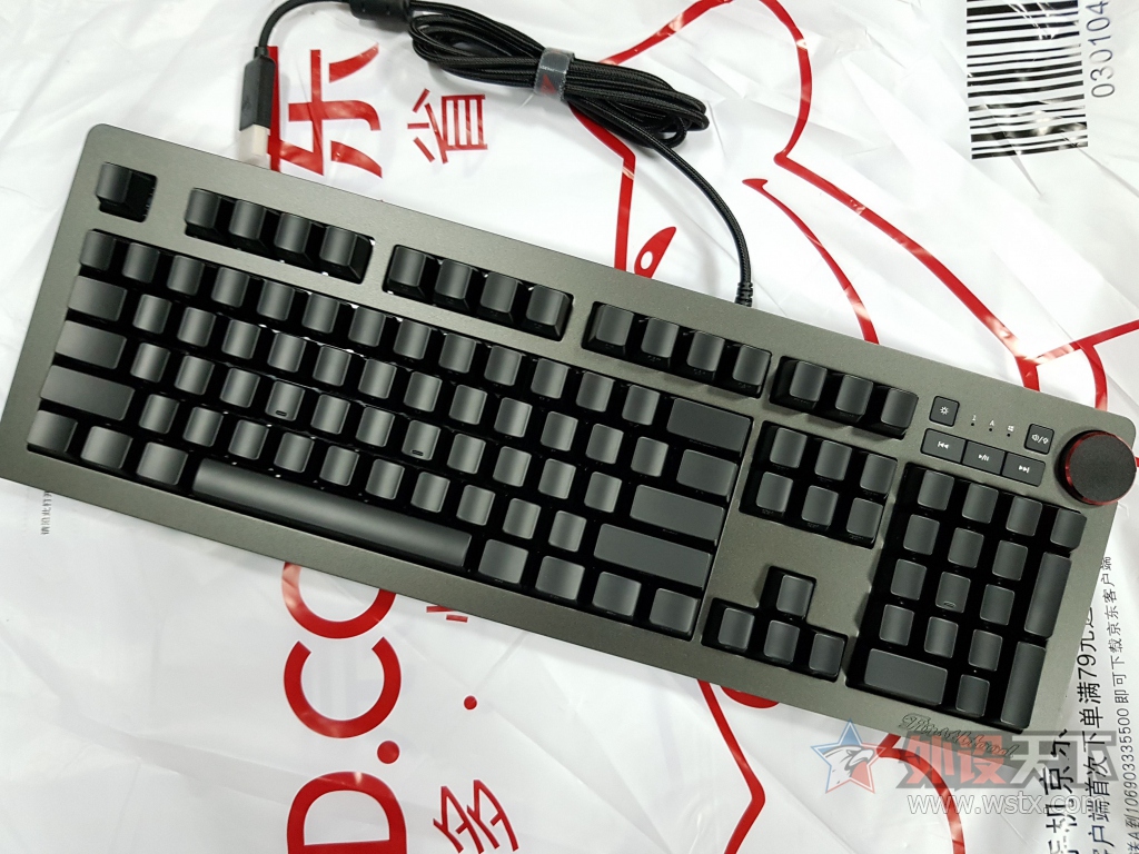 ���������Ĺ⣡�ھ�AK60��͸�⻷RGB���������Ͻ��е���̿�������