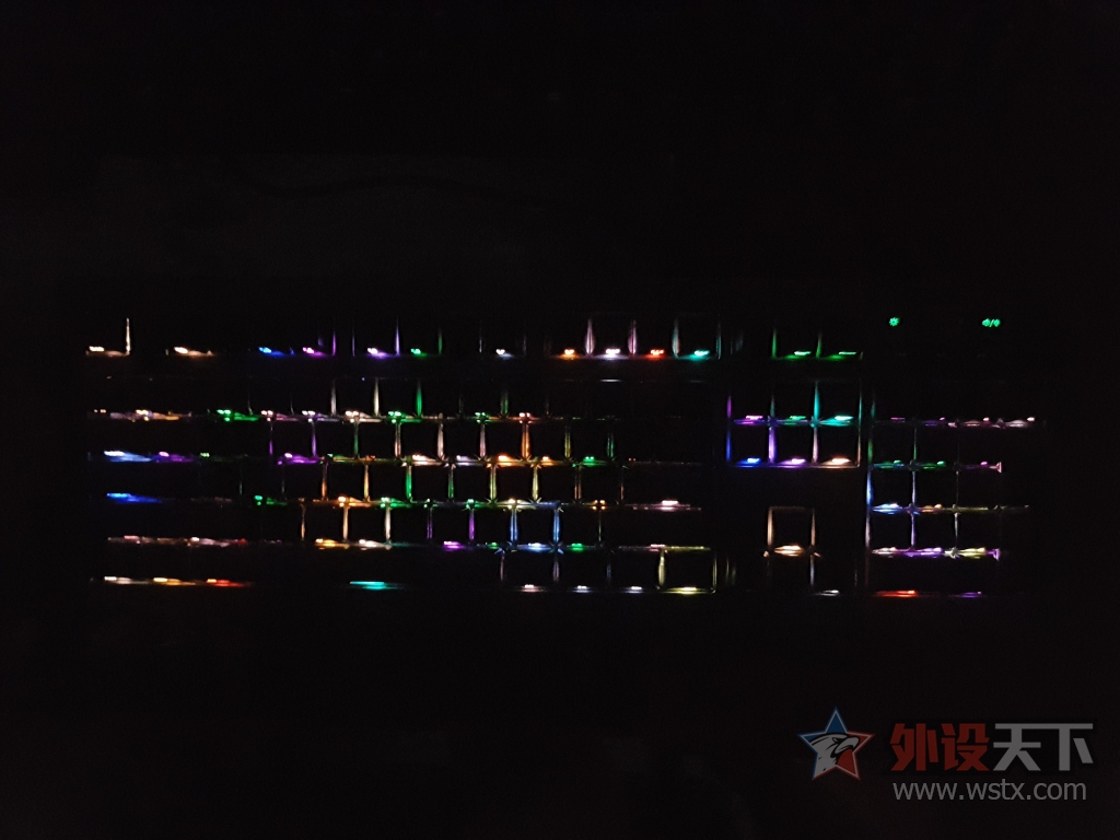 ���������Ĺ⣡�ھ�AK60��͸�⻷RGB���������Ͻ��е���̿�������