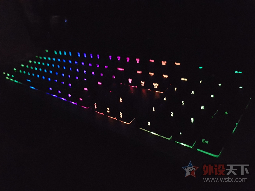 ���������Ĺ⣡�ھ�AK60��͸�⻷RGB���������Ͻ��е���̿�������