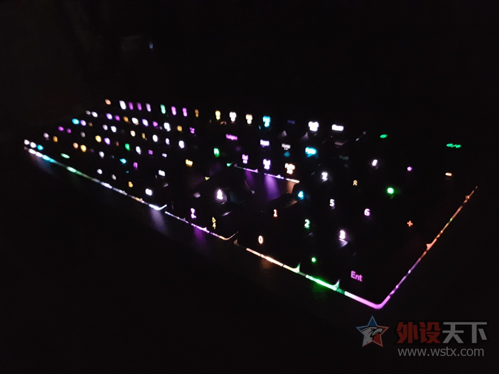 ���������Ĺ⣡�ھ�AK60��͸�⻷RGB���������Ͻ��е���̿�������