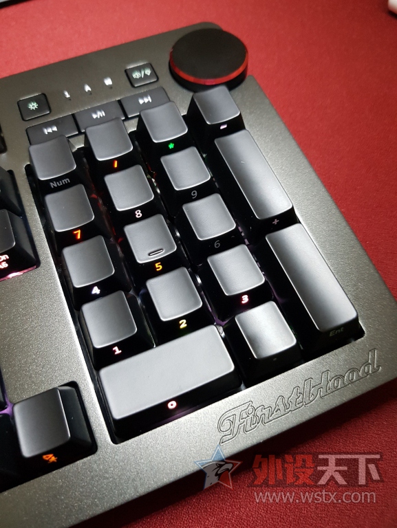 ���������Ĺ⣡�ھ�AK60��͸�⻷RGB���������Ͻ��е���̿�������