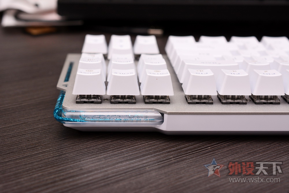 �������������Ǹ��ԣ������EK815ˮҫ������һ˵һ