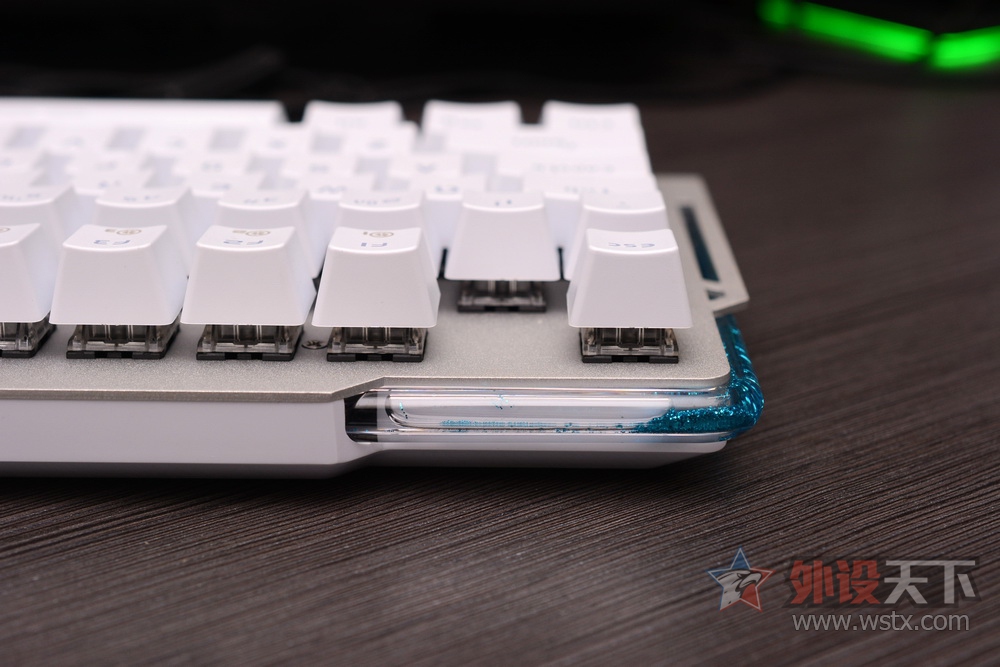 �������������Ǹ��ԣ������EK815ˮҫ������һ˵һ