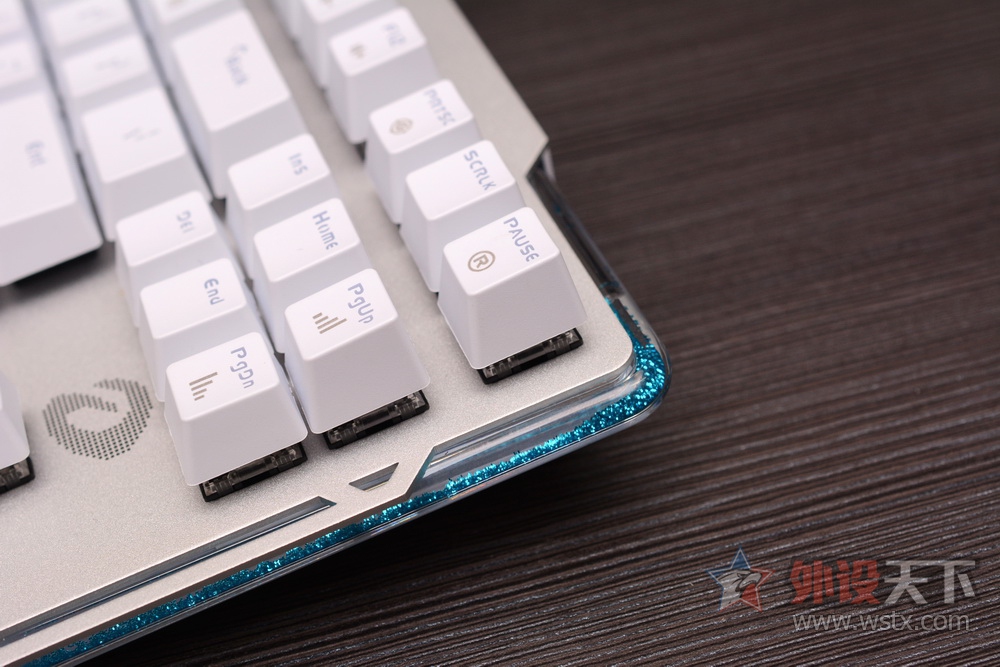 �������������Ǹ��ԣ������EK815ˮҫ������һ˵һ