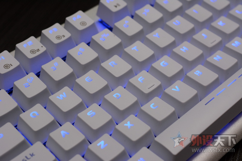 �������������Ǹ��ԣ������EK815ˮҫ������һ˵һ