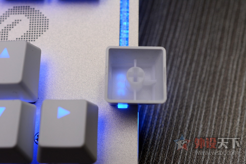 �������������Ǹ��ԣ������EK815ˮҫ������һ˵һ