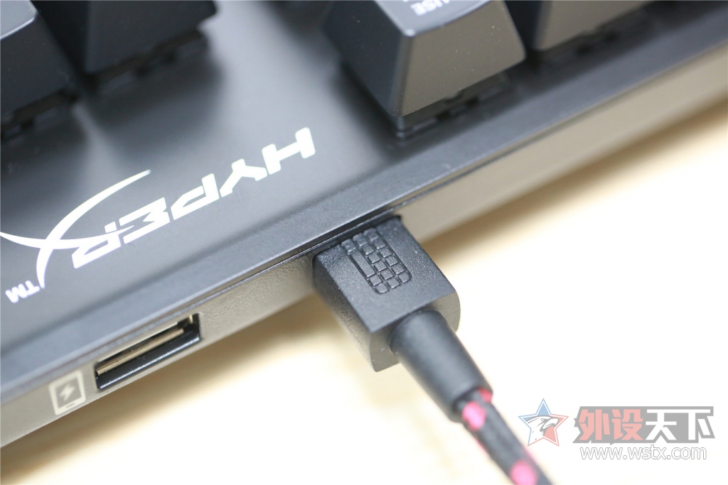 �������¾��ޣ������������𺳡���ʿ��HyperX  Alloy ��������е���̿��䣨�޶�ͼ!��