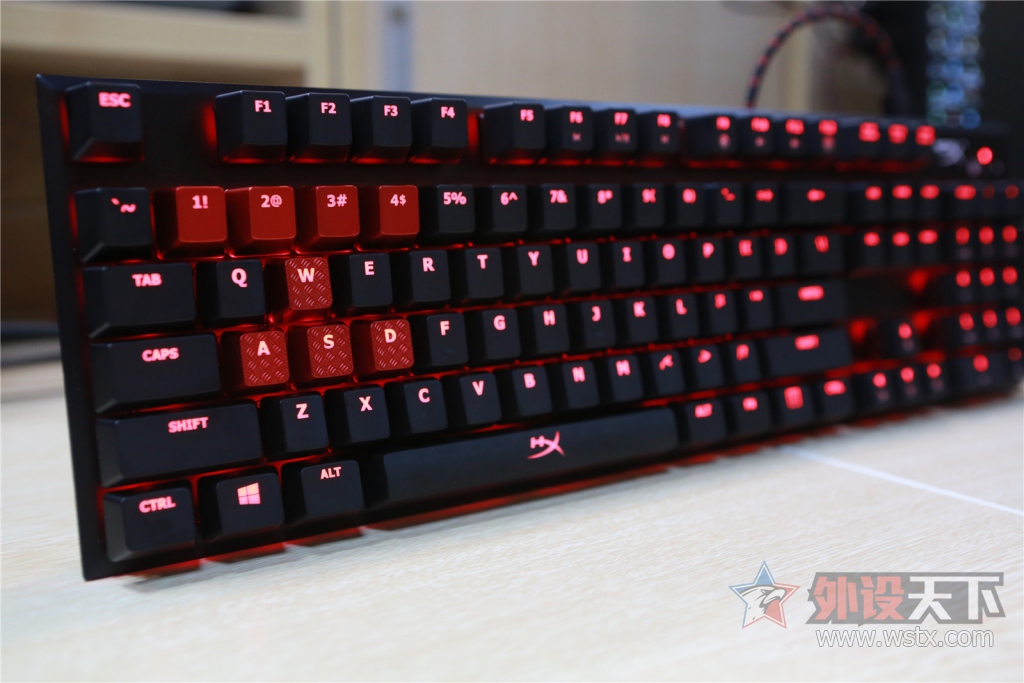 �������¾��ޣ������������𺳡���ʿ��HyperX  Alloy ��������е���̿��䣨�޶�ͼ!��