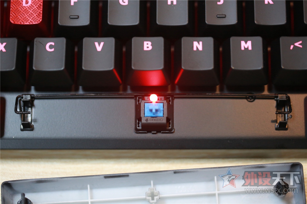 �������¾��ޣ������������𺳡���ʿ��HyperX  Alloy ��������е���̿��䣨�޶�ͼ!��