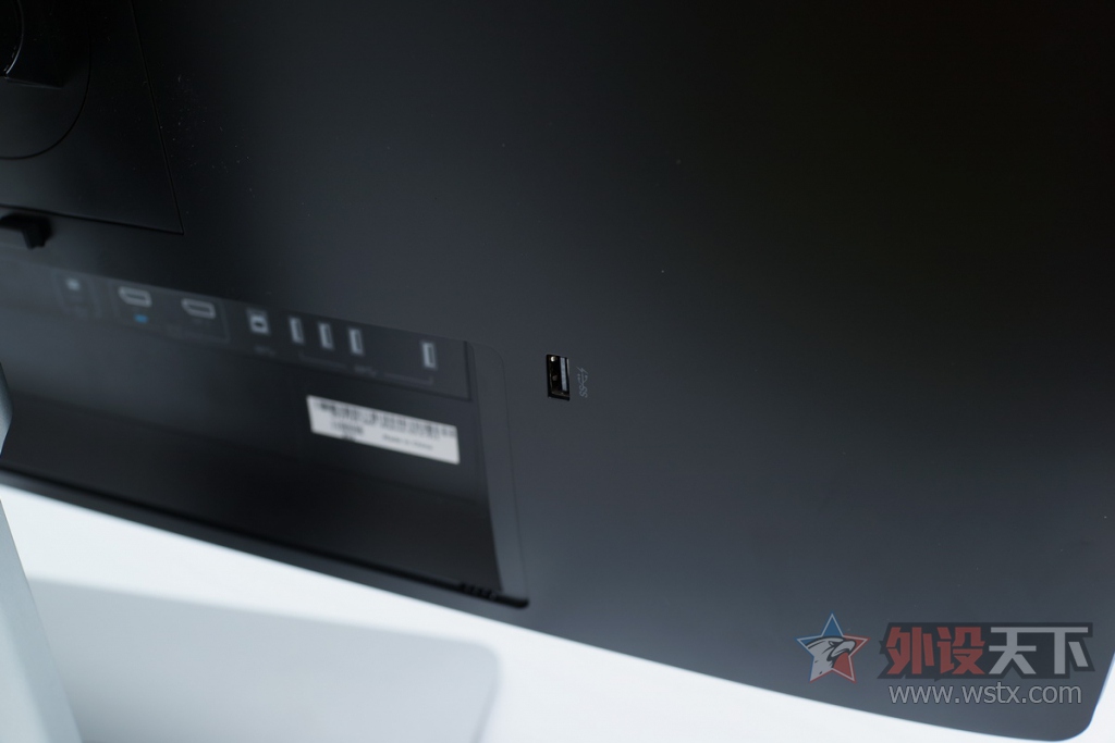 ��ͬ������۵�5K��ɫ����ʾ�� Dell UP2715K