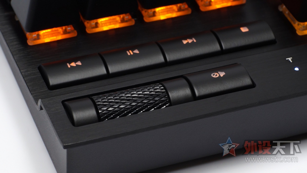  K70 RGB Rapidfire е 