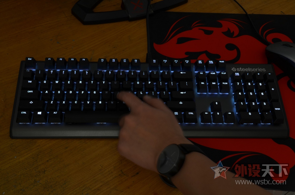 ����RGB��QX2�������������Ļ𻨣����APEX M650��е��������