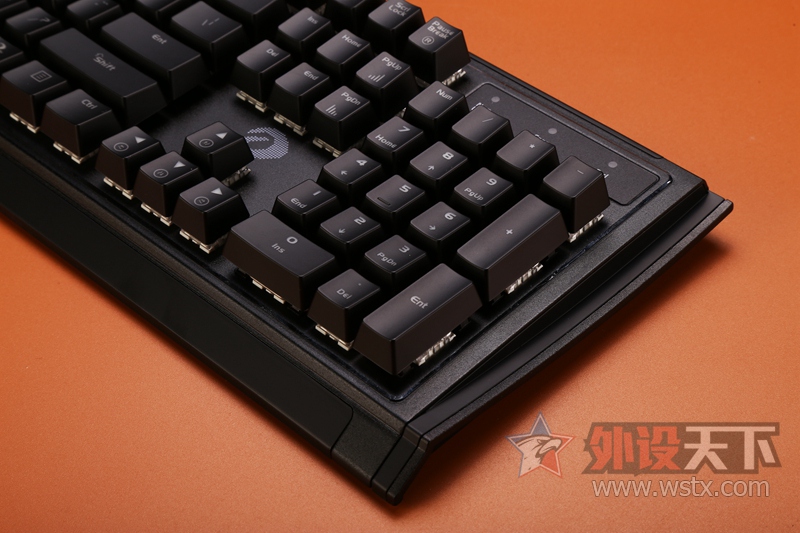 D-BOX ��ֻ�Ƿ�����ô�򵥣������EK835���ȳ��з����