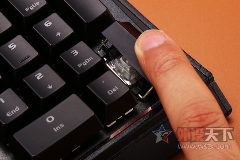 D-BOX ��ֻ�Ƿ�����ô�򵥣������EK835���ȳ��з����