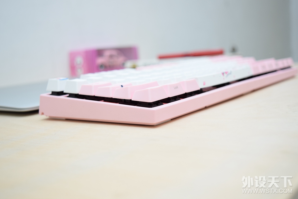 ��װ�͸���ֽ�ķۺ�ɫ��������� VA87 ӣ ��е����