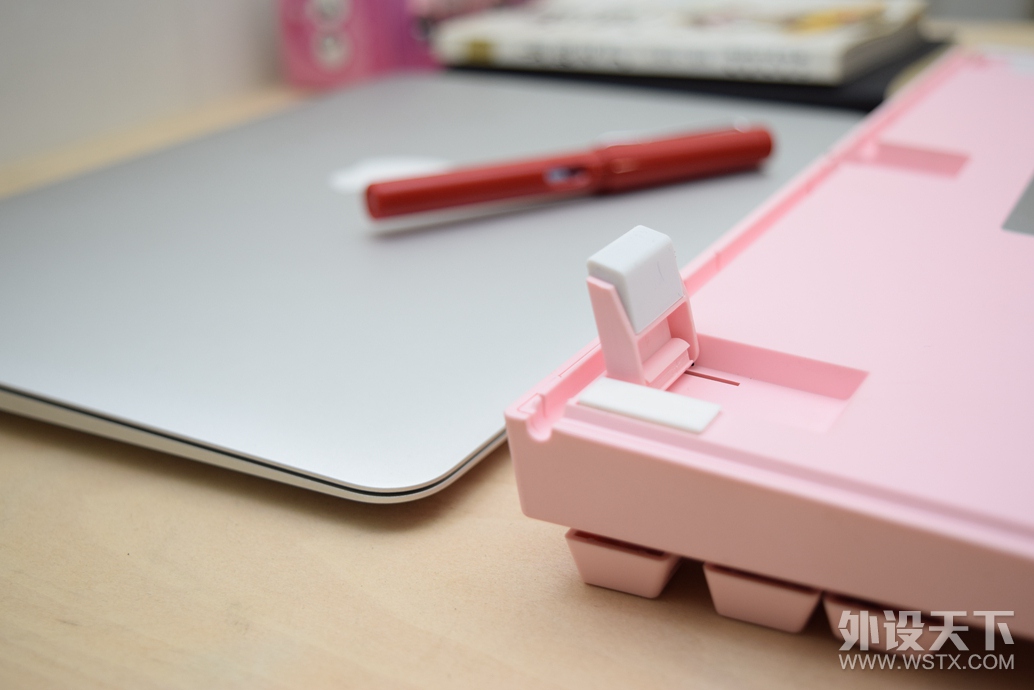 ��װ�͸���ֽ�ķۺ�ɫ��������� VA87 ӣ ��е����