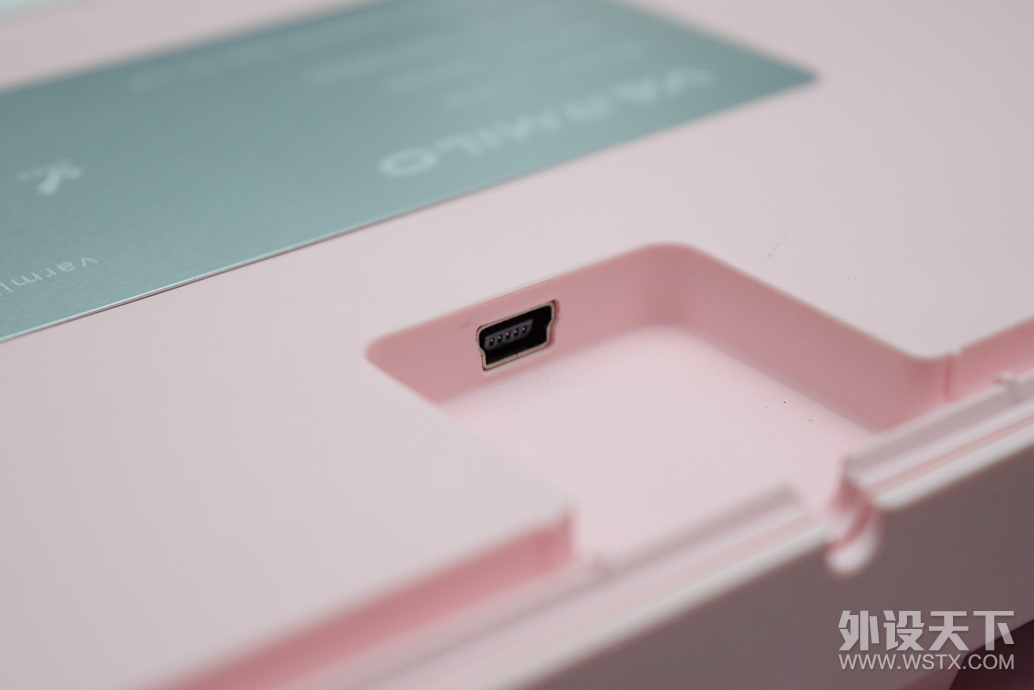 ��װ�͸���ֽ�ķۺ�ɫ��������� VA87 ӣ ��е����