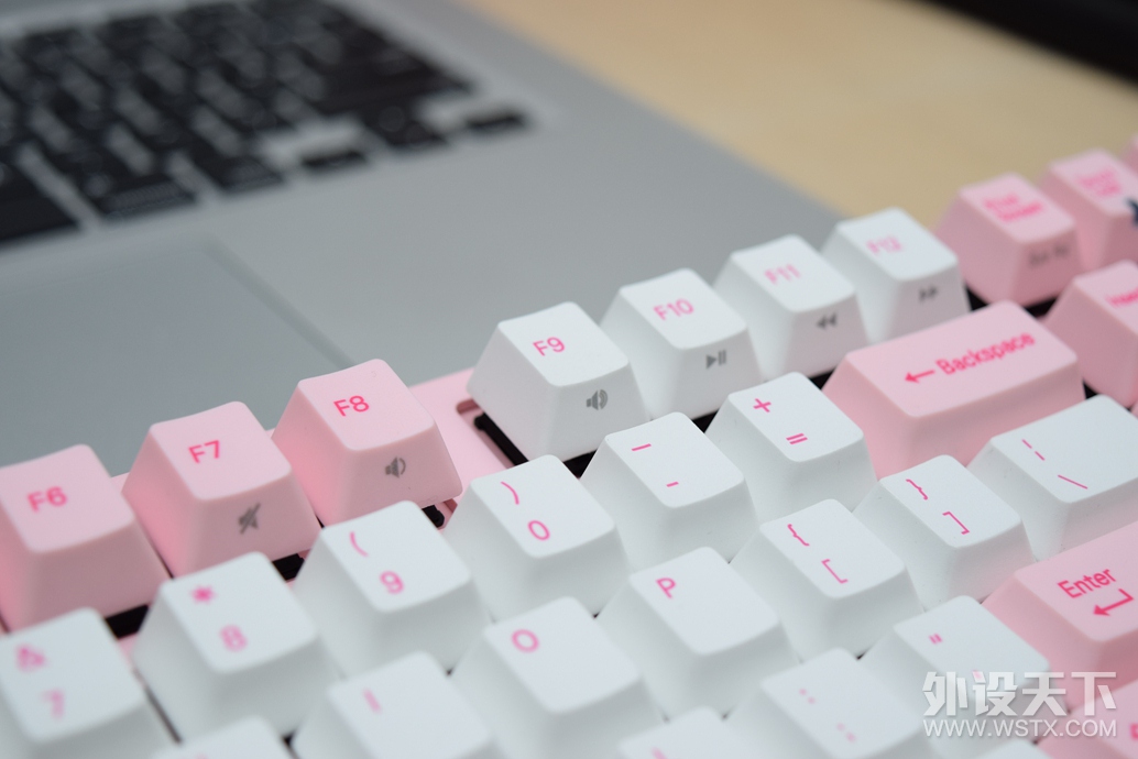 ��װ�͸���ֽ�ķۺ�ɫ��������� VA87 ӣ ��е����