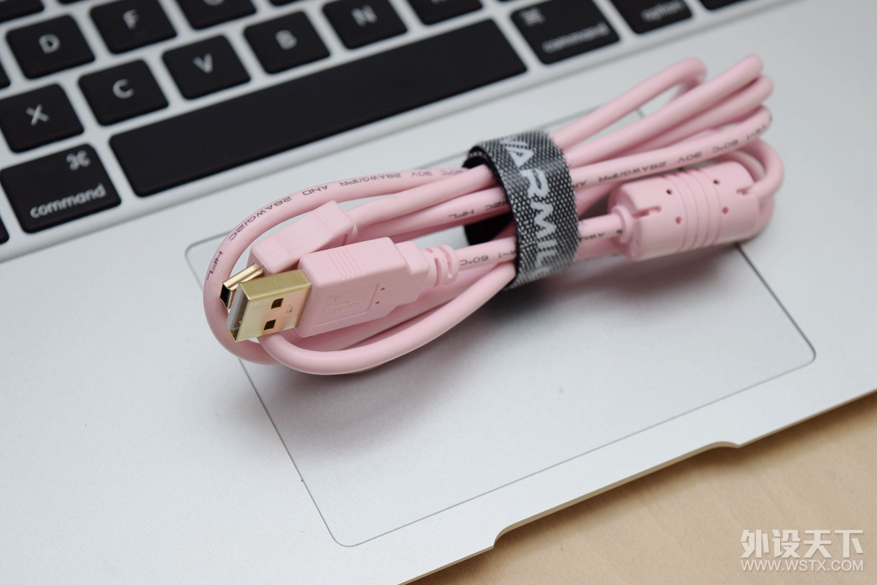 ��װ�͸���ֽ�ķۺ�ɫ��������� VA87 ӣ ��е����