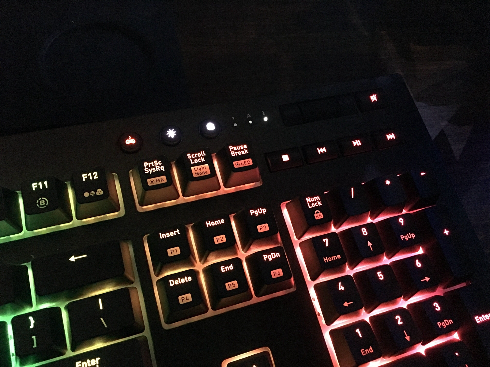 功能很强，整体均衡，手机控光是亮点——曜越X1机械键盘体验