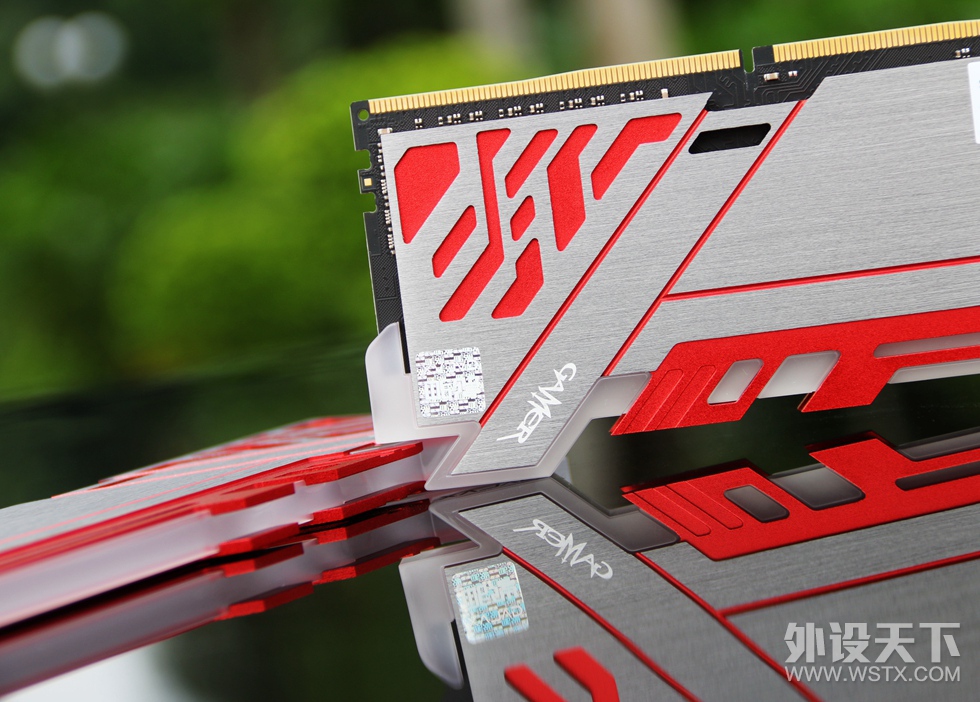 ������ʡ�Ӱ��GAMER ����RGB DDR4-3000 8G*2����