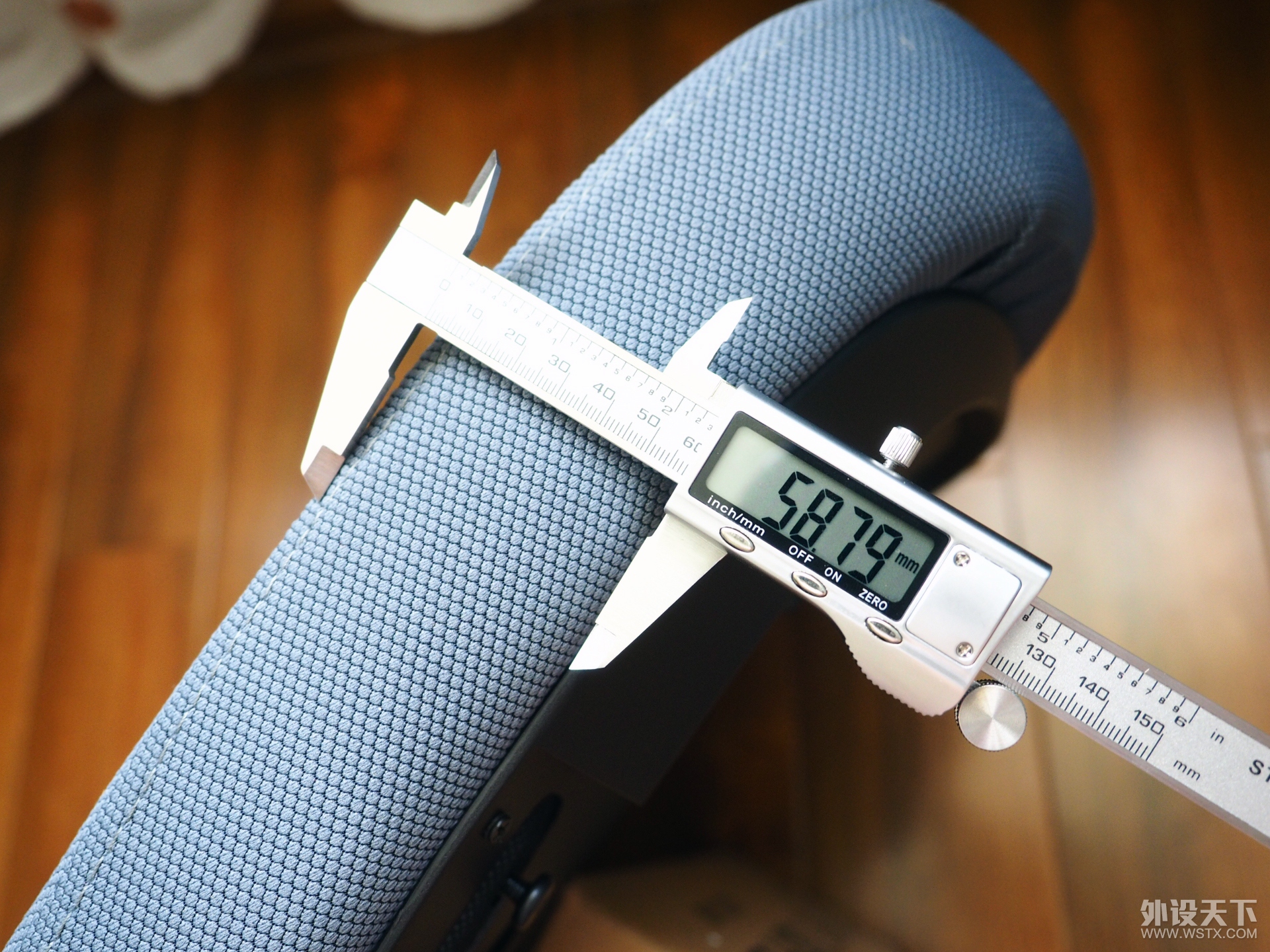 夏日清爽舒适感受—黑白调双腰托电脑椅
