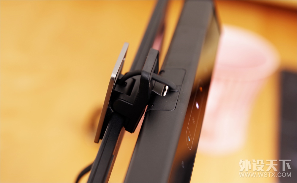 这应该是所有笔记本都自带的功能, 明基WiT ScreenBar Lite 简评