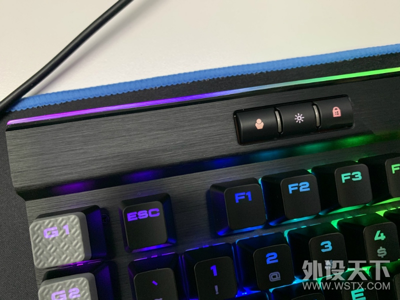 Cosair K95 RGB ɫ