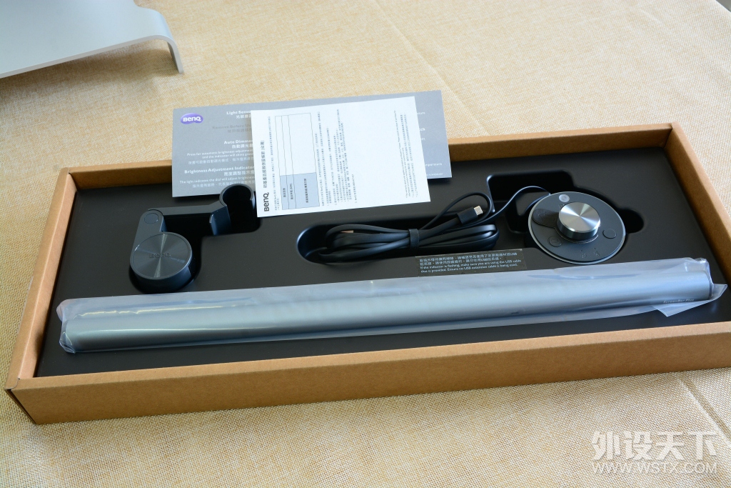 ҹ���е�һ˿��������BenQ ���� ScreenBar Plus ��ʾ����Ļ�ҵ�����