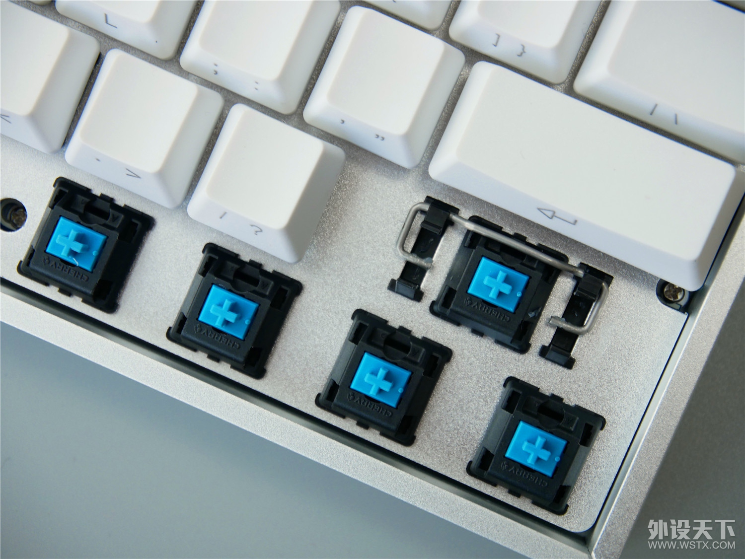 顪iQunix F60 е