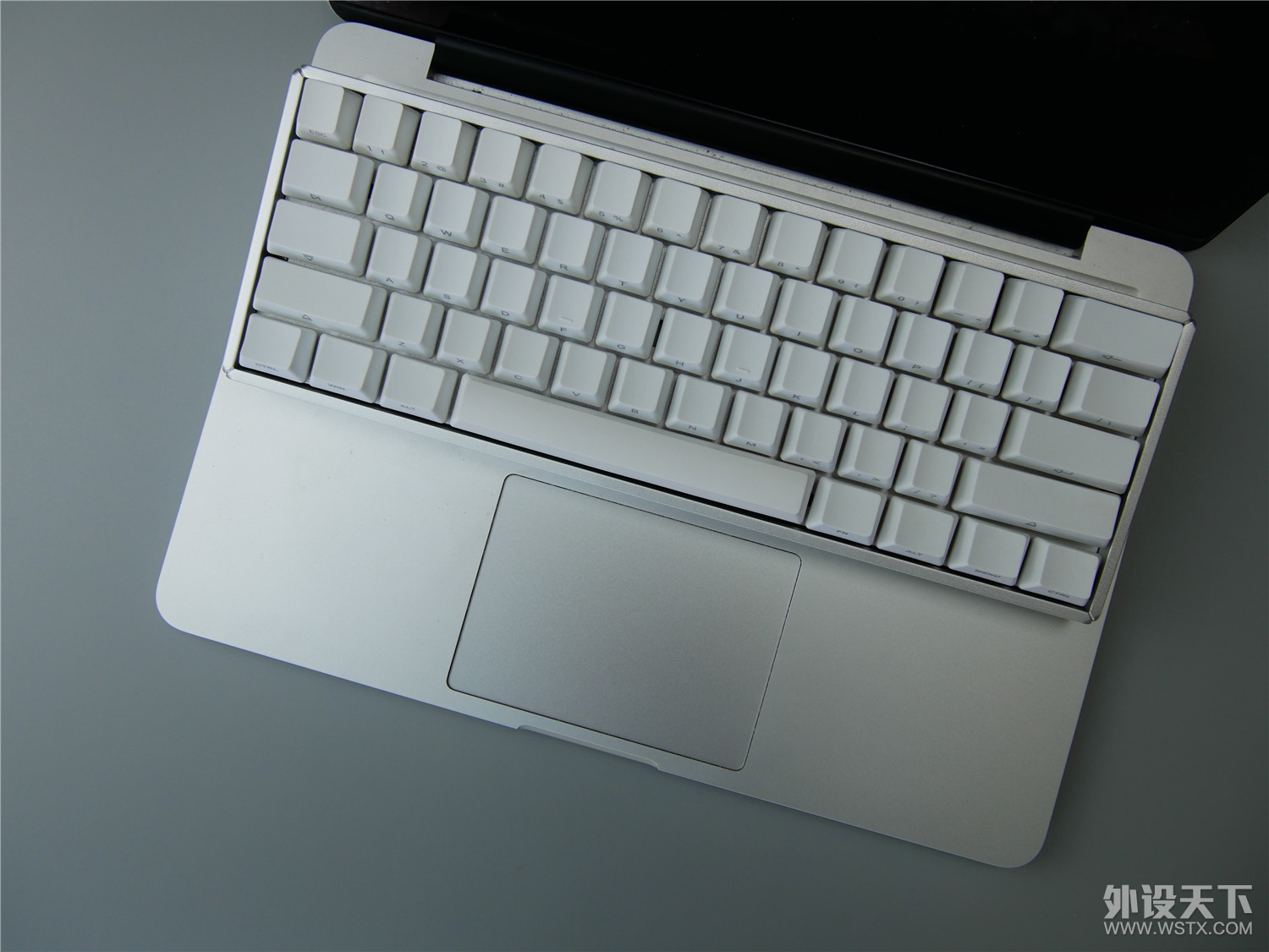 顪iQunix F60 е