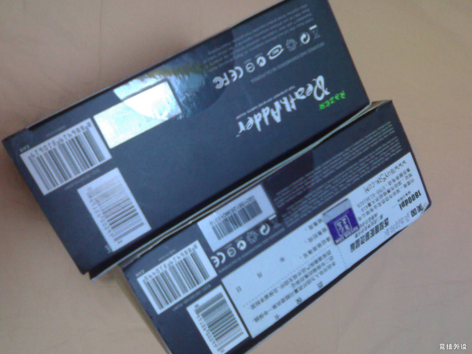 �ɰ��ɫ��ǩ�ڵײ�