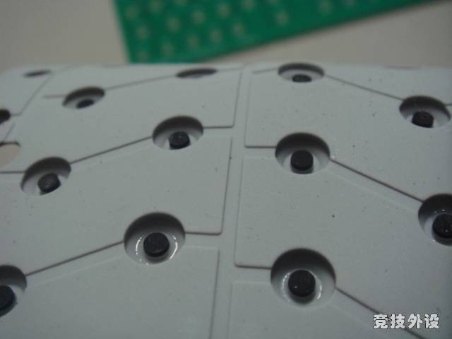 �����������⽺����һ�ſź�ɫ�����ʣ�������·