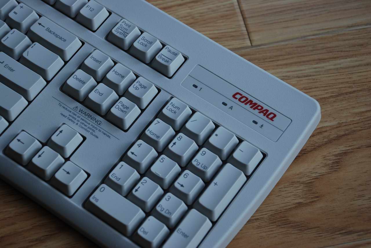 ���˶�ɹѼ��~~��Ū����Ĥ��BENQ �ĺ����COMPAQ��RT235BTW