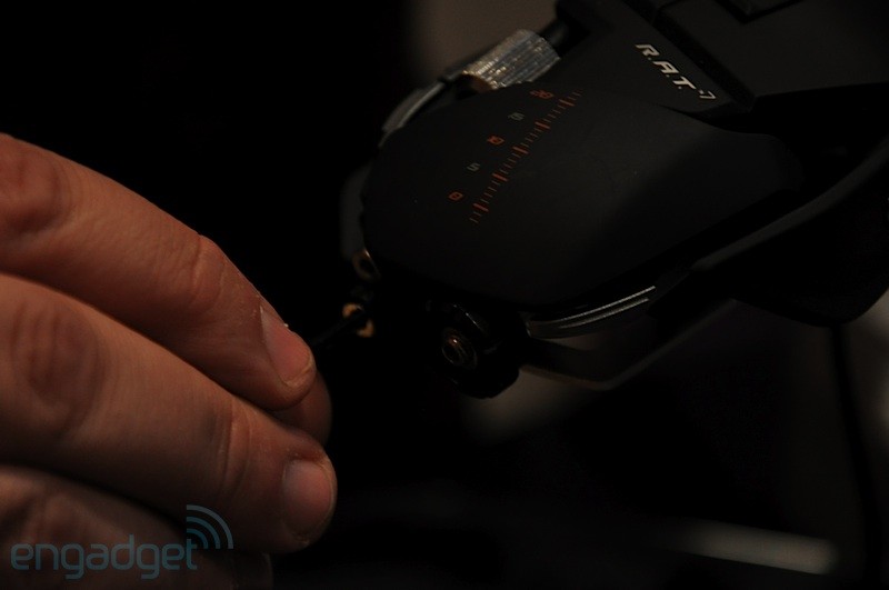mad-catz-rat-06-hands.jpg