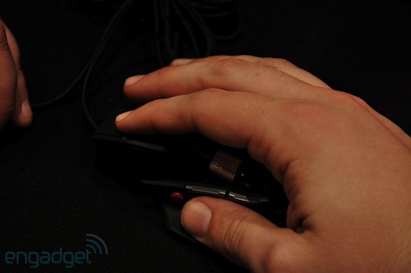 mad-catz-rat-08-hands.jpg
