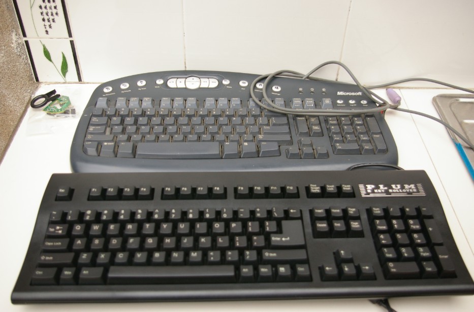 ���Һ�ɫ��ý��ĶԱ�