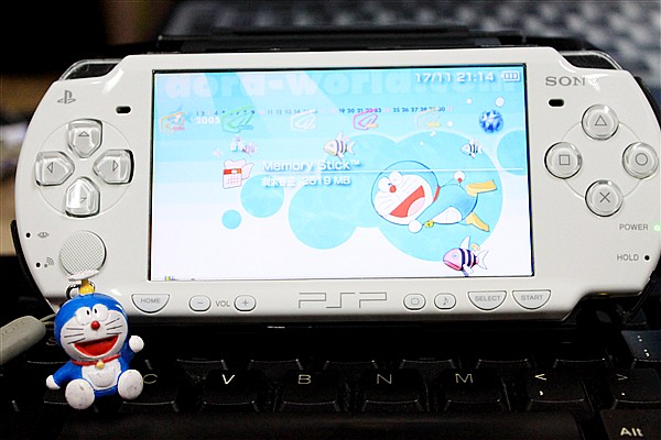 ���Ѿ���Ůͬѧ��Ƭ       �� PLŮͬѧ����PSP2000�������и����ͼ