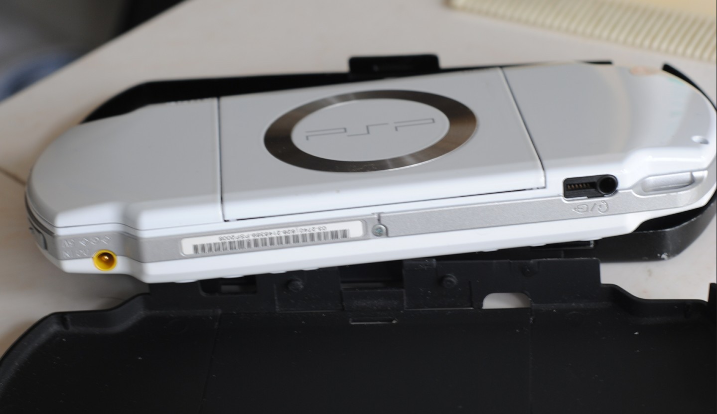 ���Ѿ���Ůͬѧ��Ƭ       �� PLŮͬѧ����PSP2000�������и����ͼ