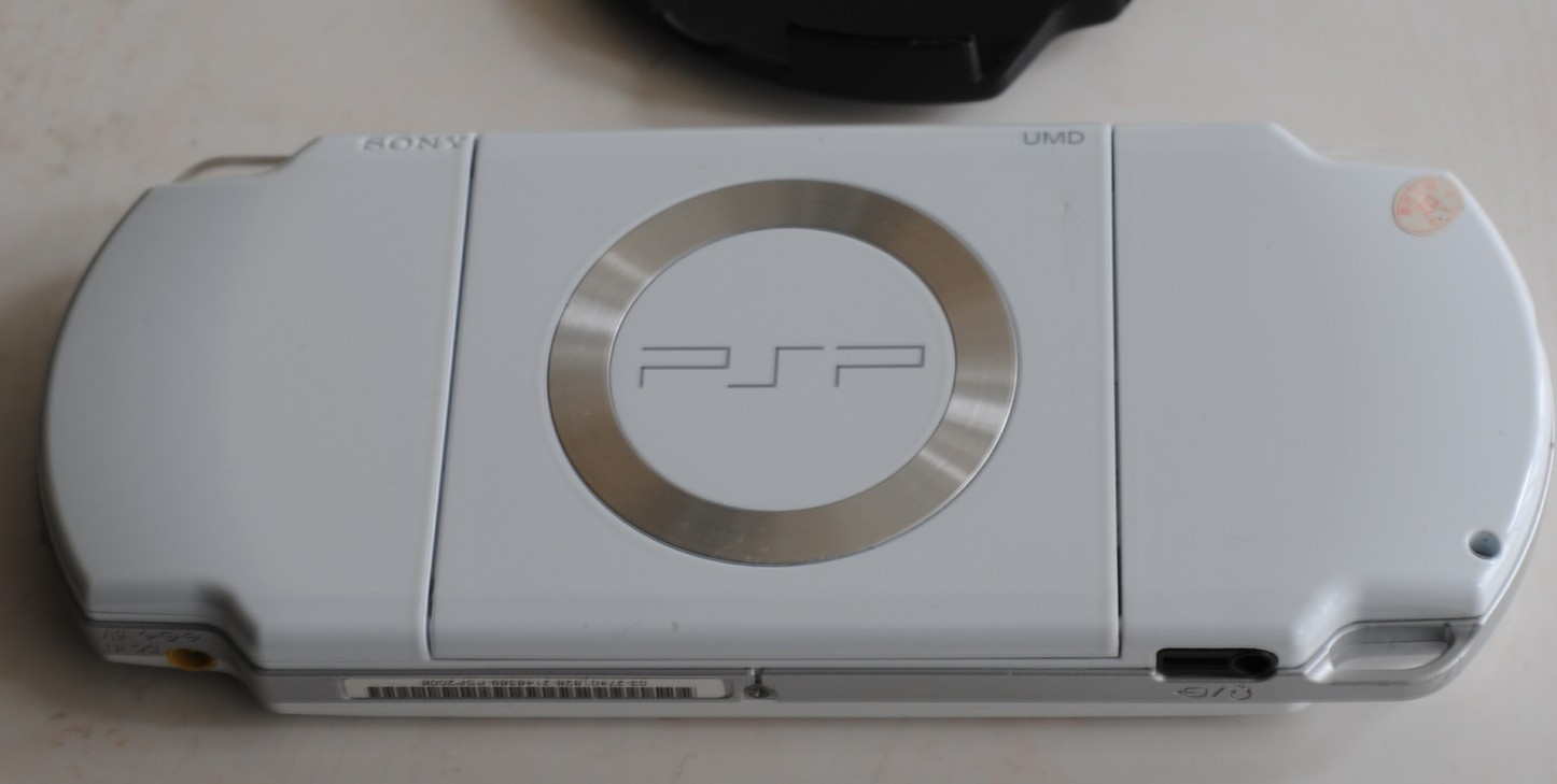 ���Ѿ���Ůͬѧ��Ƭ       �� PLŮͬѧ����PSP2000�������и����ͼ