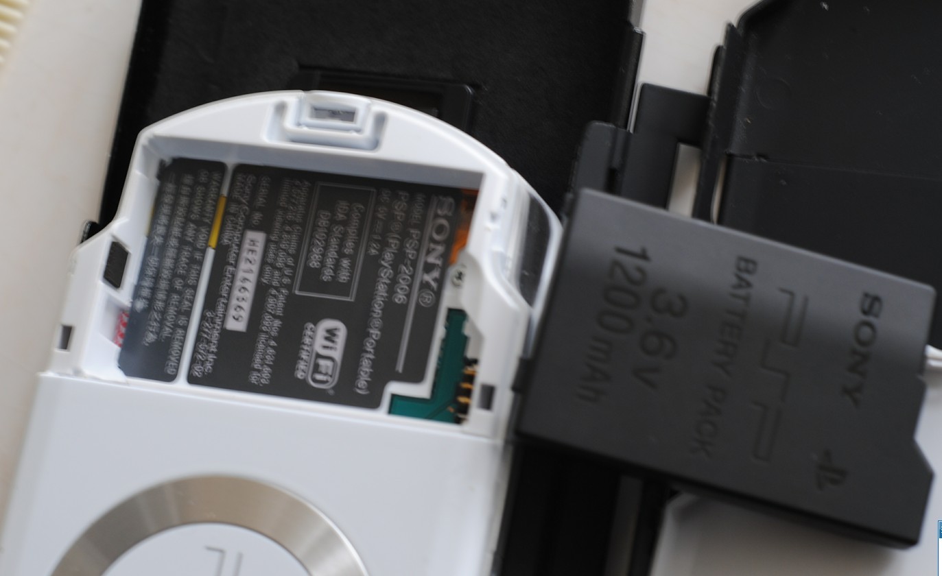 ���Ѿ���Ůͬѧ��Ƭ       �� PLŮͬѧ����PSP2000�������и����ͼ