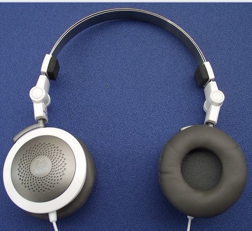 ���ա�����һ��AKG K420���������������������ġ������ﶥ���ֵܹ������ǳԡ�����