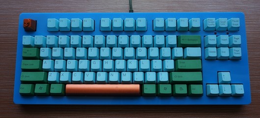����ɫ���λ��ñ������һ�׾����ñ�����߰��Ҵ�ĥ�����ñ���۸���̸��