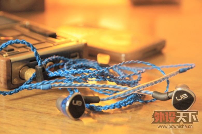 七彩虹C413年3月11日西安赛格世界名牌耳机