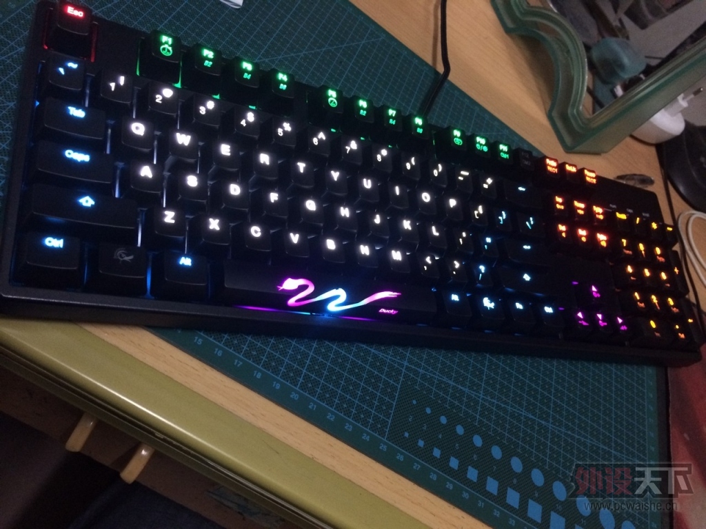 小白 IKBC F-104 加灯