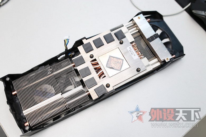 一键开核的蓝宝石 R9 380 怪物猎人限定版 游戏显卡